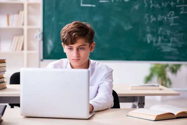 Schooljongen in teleonderwijs concept in de klas — Stockfoto