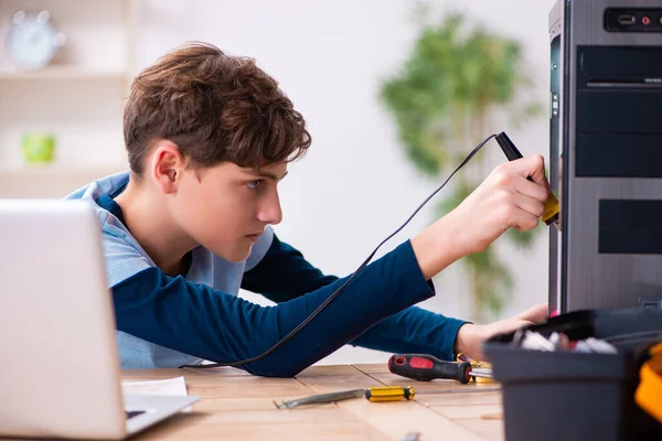 Menino reparar computadores na oficina — Fotografia de Stock