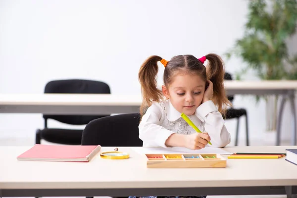 Menina pequena no conceito de desenvolvimento inicial — Fotografia de Stock