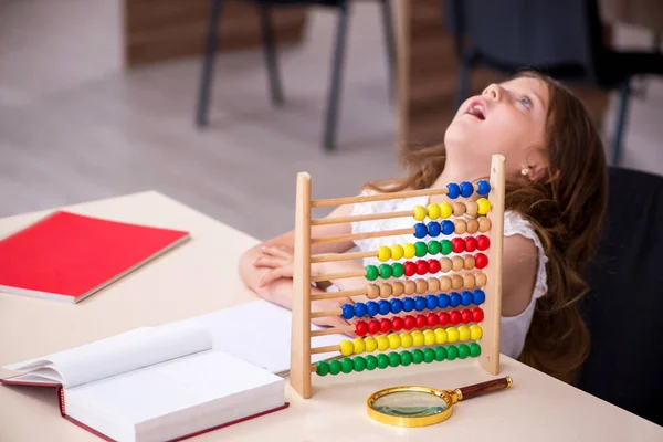 Liten flicka förbereder sig för tentor hemma — Stockfoto