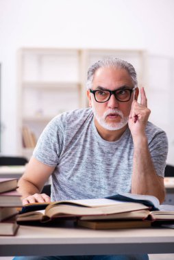 Sınavlara hazırlanan yaşlı bir erkek öğrenci.