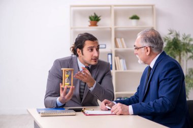 Zaman yönetimi kavramında iki işadamı