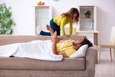 Küçük kız hasta babasına bakıyor.