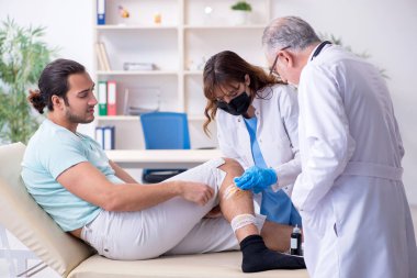 Hastanede yaralı genç bir adam var.