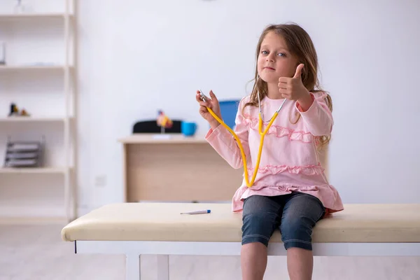 Stetoscopio per bambina in attesa di un medico in clinica — Foto Stock