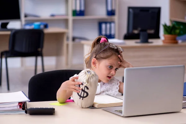 Rolig liten flicka som får lön på kontoret — Stockfoto