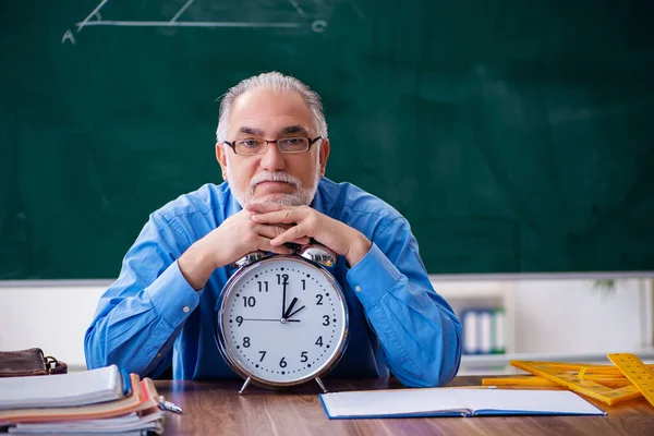 Antigo professor de matemática masculino no conceito de gerenciamento de tempo — Fotografia de Stock
