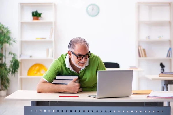 Old male student in tele-education concept — Stock Photo, Image