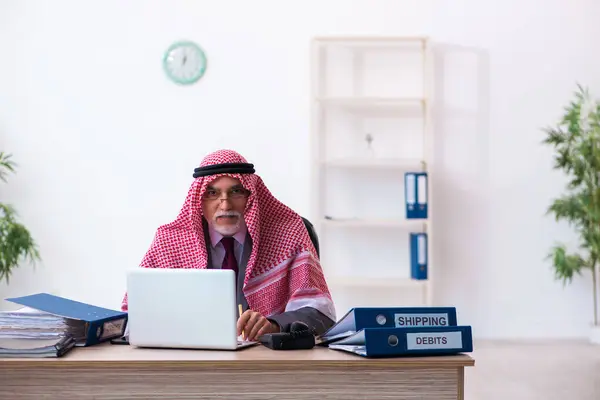 Hombre árabe contable extremadamente cansado con un trabajo excesivo —  Fotos de Stock