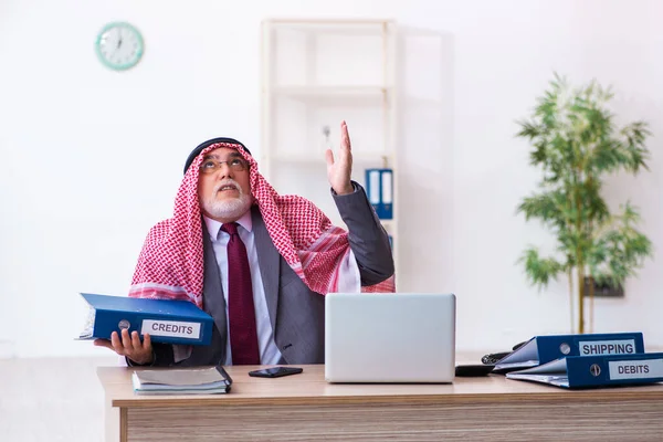 Man arabische boekhouder zeer moe met een overmatig werk — Stockfoto