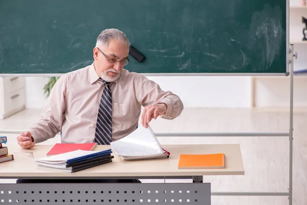 Oude mannelijke leraar in de klas — Stockfoto