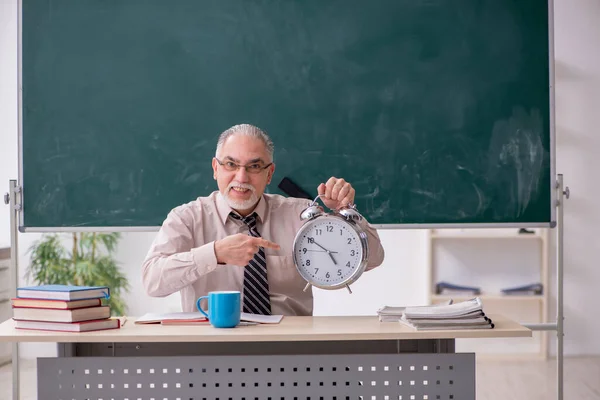 Vecchio insegnante maschio in classe — Foto Stock