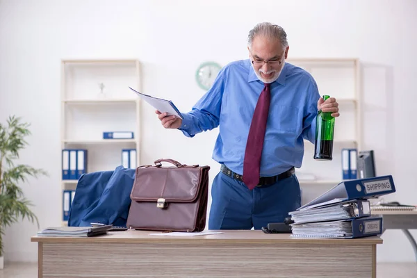 Un vieil employé boit de l'alcool au bureau — Photo