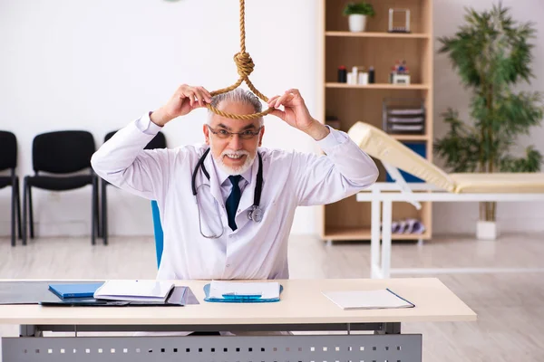 Alter männlicher Arzt begeht Selbstmord am Arbeitsplatz — Stockfoto