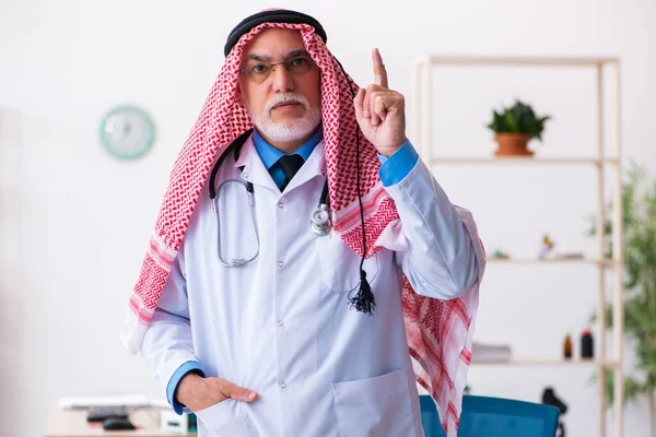 Oude mannelijke Arabisch arts werkzaam in de kliniek — Stockfoto