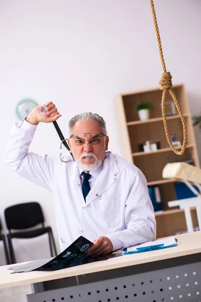 Velho médico cometendo suicídio no local de trabalho — Fotografia de Stock