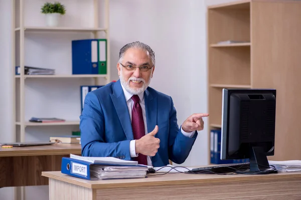 Viejo jefe empleado que trabaja en la oficina — Foto de Stock