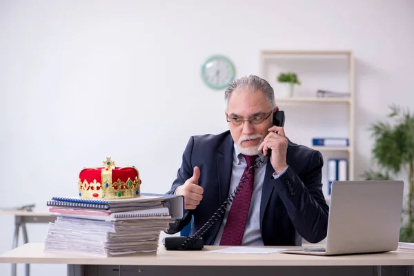 Viejo rey empresario empleado en el lugar de trabajo —  Fotos de Stock