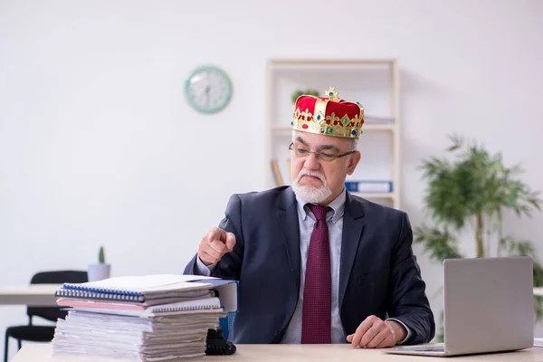 Starý král podnikatel zaměstnanec na pracovišti — Stock fotografie