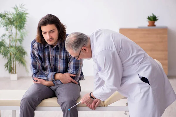Giovane paziente di sesso maschile visita medico esperto neurologo — Foto Stock