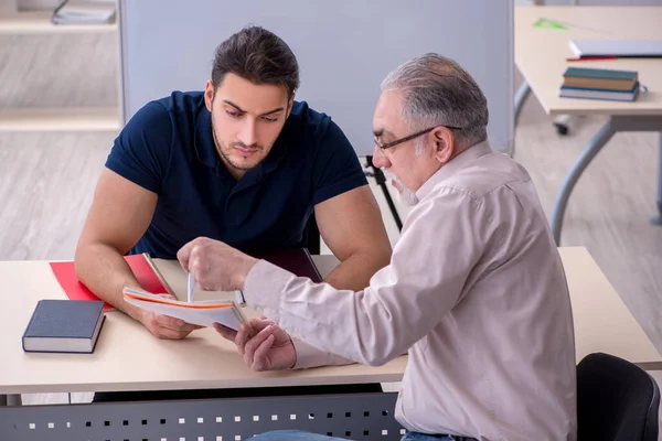 Oude leraar en jonge mannelijke student in de klas — Stockfoto