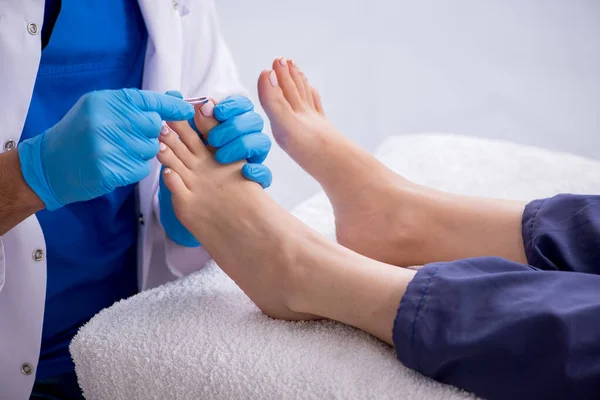 Podólogo tratando los pies durante el procedimiento —  Fotos de Stock