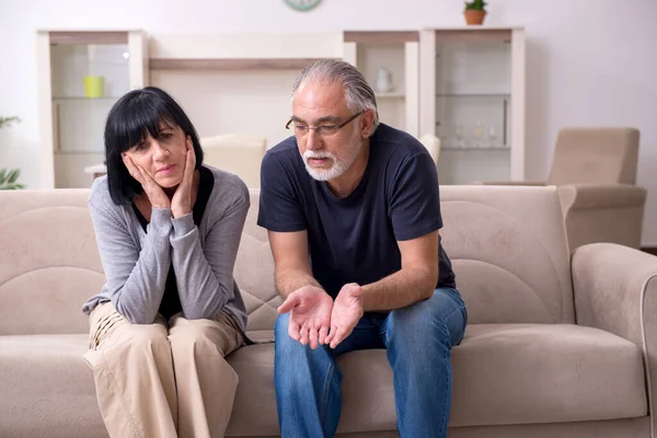 Pareja mayor discutiendo en casa — Foto de Stock