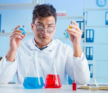 Laboratuvarda çalışan çılgın bir kimyager.