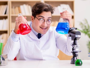 Çılgın bilim adamı bir laboratuarda deneyler yapıyor.