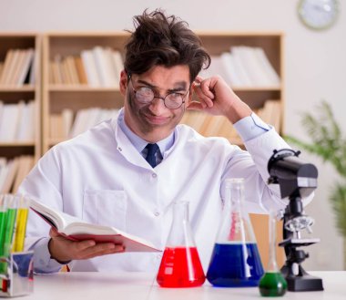 Çılgın bilim adamı bir laboratuarda deneyler yapıyor.