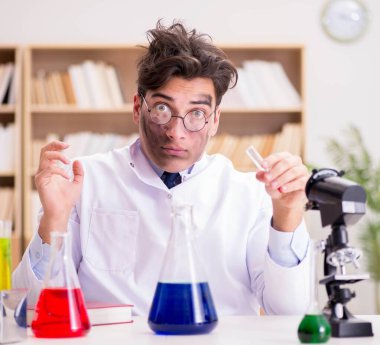 Çılgın bilim adamı bir laboratuarda deneyler yapıyor.