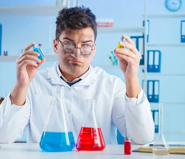 Смешной сумасшедший химик, работающий в лаборатории — стоковое фото