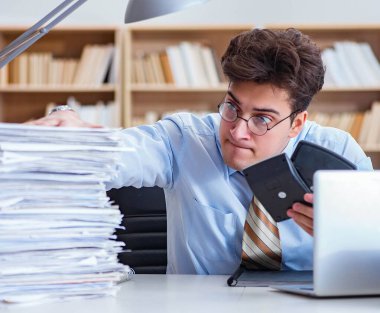 Ofiste çalışan komik muhasebeci.