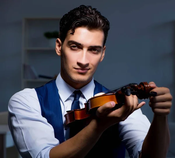 Joven músico practicando el violín en casa —  Fotos de Stock