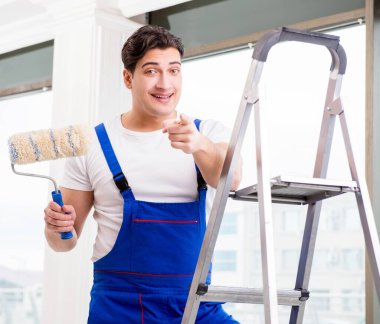 İnşaat alanında çalışan bir boyacı.