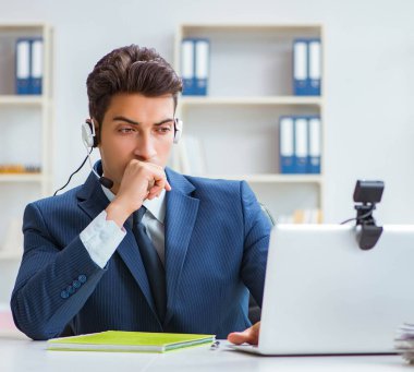 Ofiste çalışan genç bir yardım görevlisi.