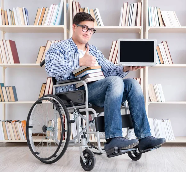 Estudante com deficiência estudando na biblioteca — Fotografia de Stock