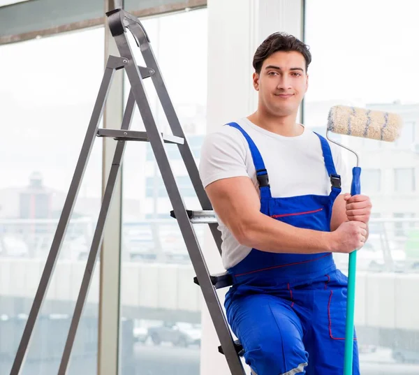 Målare reparatör arbetar på byggarbetsplatsen — Stockfoto