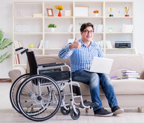 Jovem estudante em cadeira de rodas no conceito de deficiência — Fotografia de Stock