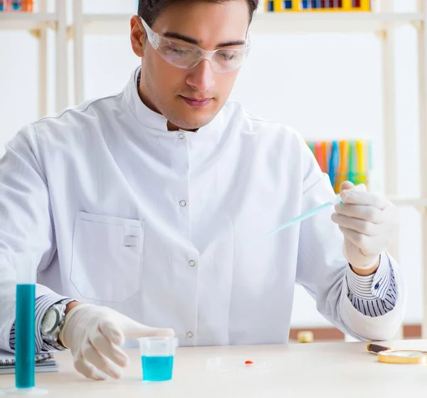 Joven estudiante de química trabajando en laboratorio sobre productos químicos —  Fotos de Stock