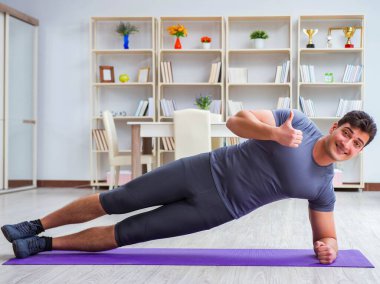 Genç adam spor ve sağlıklı yaşam tarzı dolandırıcılığı yapıyor.