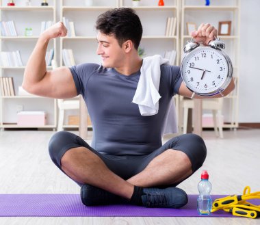 Genç adam spor ve sağlıklı yaşam tarzı dolandırıcılığı yapıyor.