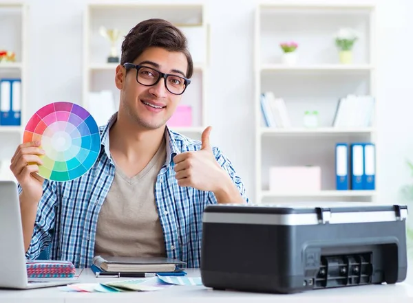 Joven diseñador eligiendo colores para un nuevo proyecto —  Fotos de Stock