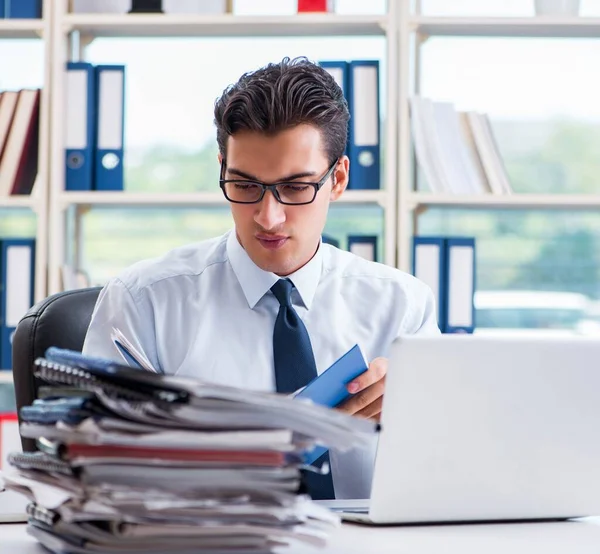 Empresário com excesso de trabalho papelada trabalhando no escritório — Fotografia de Stock