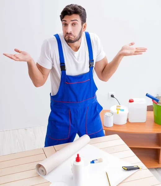 Trabajador trabajando en el papel pintado durante la renovación — Foto de Stock