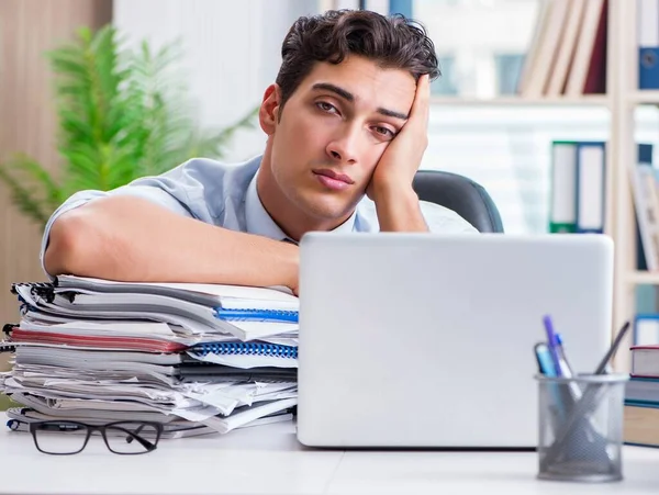 Zmęczony wyczerpany biznesmen siedzi w biurze — Zdjęcie stockowe