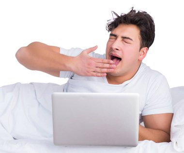 Yatakta uykusuzluk çeken bir adam.