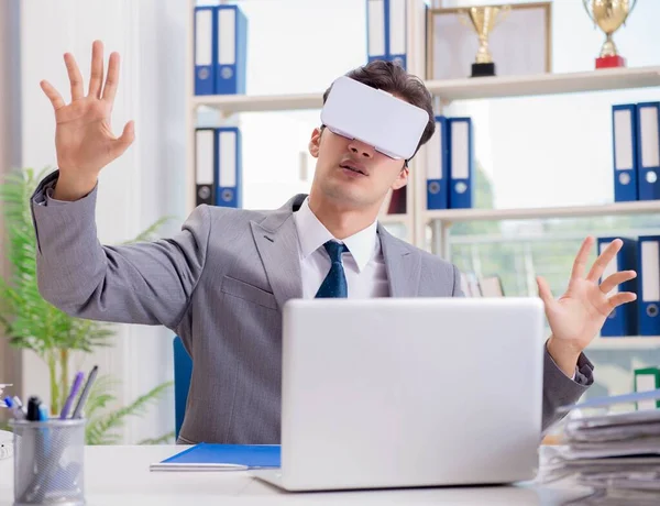 オフィスでVR仮想現実メガネを持つビジネスマン — ストック写真