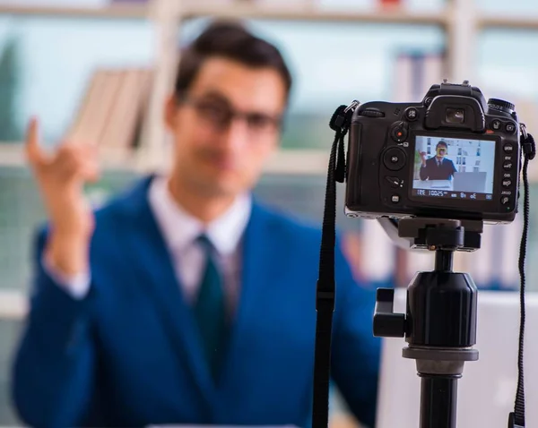 Homme d'affaires enregistrant une vidéo pour vlog — Photo