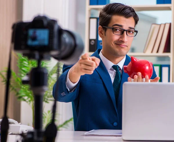 Affärsman spela in en video för vlog — Stockfoto